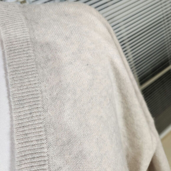 C by Bloomingdales $229 Medium 100% Cashmere Light Gray Beige V-Neck Sweater - Picture 5 of 14